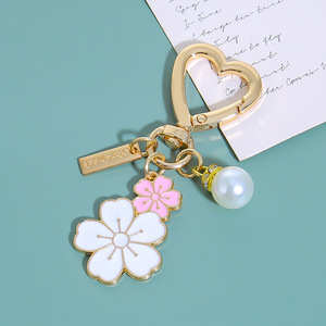 Porte-clés en métal texturé de haute qualité, magnifique accessoire en perles de fleurs de cerisier, porte-clés perlé, breloque de sac, cadeau d'anniversaire - Product Image 3