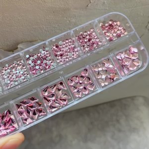 Venta al por mayor 3D de fondo plano Nail Art Jewelry con diamantes especiales de fantasía Colores Nuevo producto-Material plástico - Product Image 3