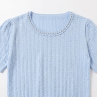 Haut en maille bleu clair perlé à col ondulé et manches courtes pour femme, élégant, ajouré, texturé, à manches bouffantes, en maille douce pour le quotidien