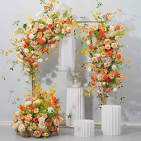 Arrangement de rangée de fleurs de jardin de roses fards à joues orange roses pilier de mariage bordeaux tonnelle de fleurs toile de fond de fête de mariage