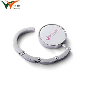 Gancho Metálico Personalizado para Bolsos con Logotipo en Resina Epoxi - Product Image 3