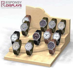 Un présentoir de comptoir en bois avec trois niveaux et panneau arrière pour la présentation de montres dans les bijouteries au détail - Product Image 2