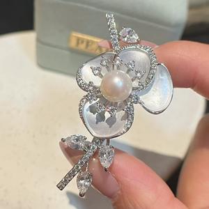 เข็มกลัดรูปกลีบดอกไม้สำหรับผู้หญิง ดีไซน์หรูหรา สไตล์จีน ระดับไฮเอนด์ เหมาะสำหรับชุดกี่เพ้า ประดับมุก ดีไซน์เฉพาะตัว - Product Image 4