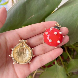 <span class=keywords><strong>Ciondolo</strong></span> Charm a Forma di <span class=keywords><strong>Coccinella</strong></span> in Ottone Placcato Oro con Dettagli in Perle e Smalto Rosso, Gioiello Regalo - Product Image 6