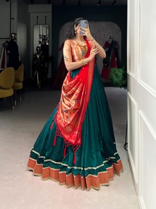 Nouvelle Lehenga classique de créateur en soie Vichitra avec broderie Zari et bordure en dentelle - Product Image 5