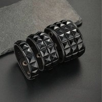 Bracelet carré noir à rivets style punk pour homme, idéal pour la danse urbaine et les fêtes