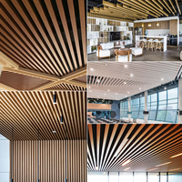 Plafond suspendu en aluminium à grain de bois en forme de U, design moderne de bande de centre commercial, insonorisé pour la décoration
