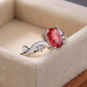 Anello a Onda da Donna Stile Coreano Giapponese con Cristallo Ovale, Gioiello Minimalista alla Moda Aperto e Regolabile per Uso Quotidiano - Product Image 1