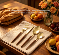 Vente en gros de services de table en acier inoxydable 430 de style portugais, avec poignée effet bois, plaqué or titane, finition miroir, pour la maison et l'hôtellerie