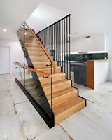 Escalier droit à marches ouvertes en marbre blanc, design moderne et luxueux, durable, avec garde-corps en verre et métal, pour villa et appartement, norme américaine