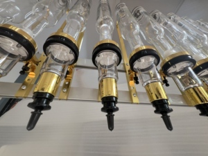 Dernière machine de remplissage de liquide de distributeur d'huile essentielle de parfum de bureau à montage mural 6 12 bouteilles 375ml 500ml personnalisées pour barre de parfum - Product Image 4