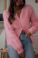 Süße rosa flauschige Strickjacke mit Knöpfen, gemütlicher, verkürzter Schnitt für einen mühelosen, mädchenhaften Look.