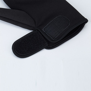 Gant de protection anti-brûlure en néoprène noir à trois doigts Wanmei pour lisseur de cheveux en salon - Product Image 5
