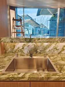 Dalle de marbre naturel moderne pour les dessus de meubles d'extérieur, bancs de jardin, comptoirs de bar au bord de la piscine, tables de patio, paysage, villa - Product Image 3