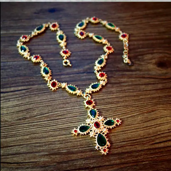 Collier avec pendentif croix de luxe baroque en pierre précieuse colorée de style rétro européen médiéval noble femme plaqué or rubis émeraude