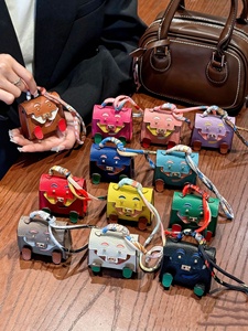 Nouveau Porte-clés et Pendentif de Voiture 2026 de Haute Qualité, Mini Sac à Monstres Mignons, Étui pour Écouteurs et Décoration de Voiture - Product Image 1