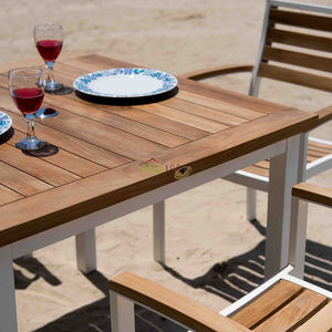 Mesa cuadrada Cattalina, hecha de madera de teca de alta calidad y hierro resistente, adecuada para espacios exteriores en casas, villas y más. - Product Image 1