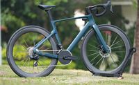 Vélo de route en fibre de carbone léger R18, vélo de route en carbone élégant, vélo de gravier en carbone, vélo de course sur route en carbone