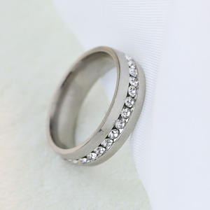 Anillo de diamantes de acero de titanio de 6 mm para mujeres y parejas, joyería de boda, diamantes blancos de corte brillante redondo unisex, oro y acero - Product Image 4