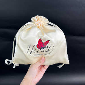 Bolsa de satén color marfil personalizada con cordón, bolsa guardapolvo de satén blanco roto con logotipo impreso a color y patrón de mariposa para empaque de joyería - Product Image 4