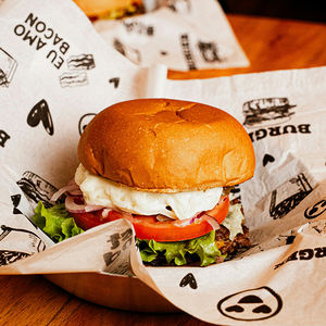 กระดาษห่ออาหารเคลือบ PE กันไขมัน 40 แกรม พิมพ์โลโก้ได้ สำหรับห่อเบอร์เกอร์ คุกกี้ และบรรจุภัณฑ์อาหาร - Product Image 1