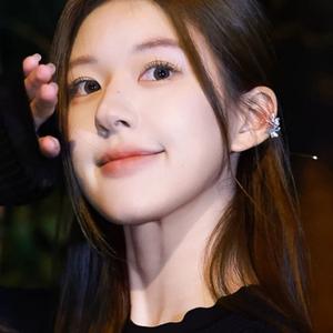 Pendientes de aleación con forma de flor para mujer, joyería clásica para fiestas, no requiere perforación - Product Image 1