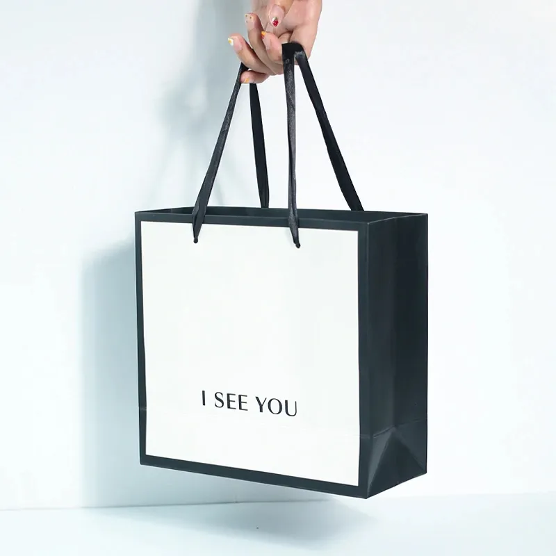 Toptan özel beyaz kağıt ve siyah kenarları basit tasarım moda kağıt alışveriş çantası