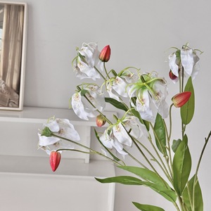Fleur artificielle Yasunobu Gloriosa Lily rouge, orange et blanche en soie pour la décoration de la maison et des mariages - Product Image 4