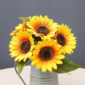 Bouquets <span class=keywords><strong>de</strong></span> tournesols artificiels à 5 têtes, tournesols artificiels bon marché pour la décoration <span class=keywords><strong>de</strong></span> la maison, bouquet <span class=keywords><strong>de</strong></span> tournesols artificiels - Product Image 1