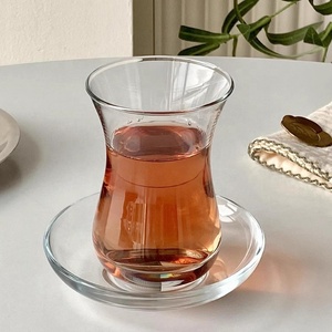 Set di tazze da tè e caffè arabo in vetro trasparente con piattino da tè turco all'ingrosso - Product Image 3