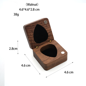 Coffret Cadeau Personnalisé en Bois de Noyer avec Plectres de Guitare Gravés sur Mesure – Plectres en Bois Rétro pour Festivals Européens et Américains - Product Image 3