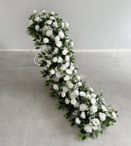 Corridore di fiori artificiali di seta con eucalipto verde e rose bianche-matrimonio moderno san valentino e decorazione di laurea - Product Image 6