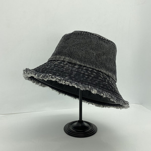 Chapeau <span class=keywords><strong>Bob</strong></span> <span class=keywords><strong>en</strong></span> <span class=keywords><strong>Jean</strong></span> Délavé pour <span class=keywords><strong>Femme</strong></span> avec Trous et Pompons – Style Hip Hop et Déchiré - Product Image 2