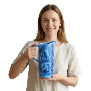 Jarra Moderna de Resina con Diseño Azul Marmoleado, Resistente, Apta para Lavavajillas, Ecológica, para Vino, Cerveza y Fiestas - Product Image 1