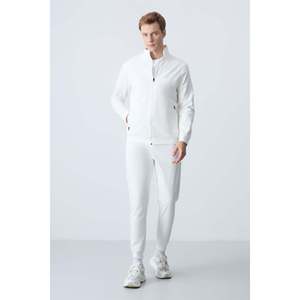 Conjunto Deportivo Air Jones para Hombre en Color Crudo - Ropa Deportiva Cómoda de Mezcla de Poliéster y Algodón para un Estilo de Vida Activo - Product Image 1