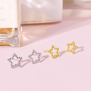 Boucles d'oreilles clous étoile creuses plaquées or 18 carats, design simple et tendance, en promotion - Product Image 6