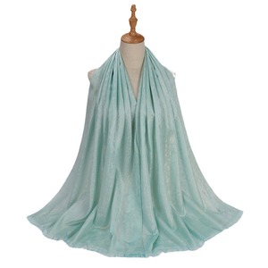 Sciarpa <span class=keywords><strong>di</strong></span> <span class=keywords><strong>seta</strong></span> <span class=keywords><strong>di</strong></span> nuovo Design Malaysia Indonesia tinta unita Jacquard sciarpa all'ingrosso satinata Premium musulmana da donna Tudung Hijab - Product Image 5