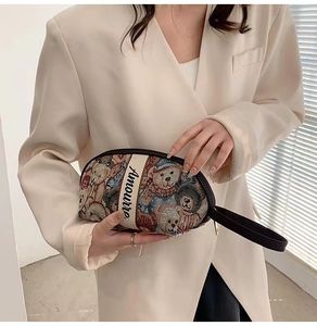 Venta al por mayor señoras lindo oso de peluche joyería cuidado de la piel al aire libre bolsa de viaje Portátil Bolsa de maquillaje cosmético - Product Image 6