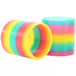 Ucuz düşük helezon yaylar plastik bahar oyuncak gökkuşağı plastik Slinki oyuncak çocuklar ve yetişkinler için Jumbo üst bahar oyuncak