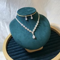 Accessoires de gros: Ensemble de colliers et boucles d'oreilles en zircon avec strass brillants pour les mariées