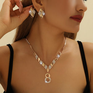 Parure de bijoux pour femme en alliage de zinc doré incrusté de strass, comprenant 8 colliers et boucles d'oreilles - Product Image 1