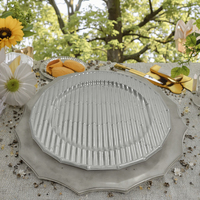 Assiettes de présentation dorées rayées en bambou de 13 pouces, assiettes de dîner polies en plastique acrylique moderne de luxe pour les fêtes scolaires