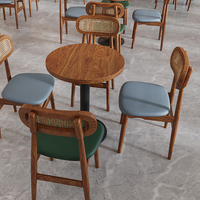 Table carrée moderne haut de gamme en bois massif avec chaises en PU pour la restauration de plats chauds et de nouilles dans les restaurants japonais et occidentaux, mobilier de bar