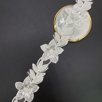 Nouveaux accessoires en tissu à sequins lourds et perlés, avec garniture en dentelle à sequins et embellissements de bordure à sequins.