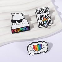 LGBT Gay Pride Jesus Loves Me Too Broche en émail Purride Rainbow Cat Finger Heart Gesture Broches Lapel Badge Jewelry Gifts