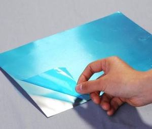 Film de protection personnalisable pour le formage de tôles métalliques avec différentes épaisseurs, niveaux d'adhérence, couleurs et options d'emballage - Product Image 2