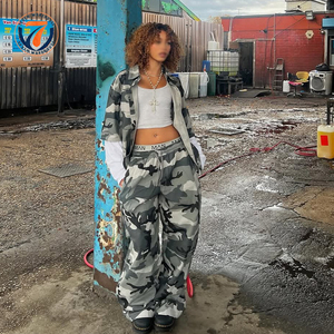 Ensemble de survêtement décontracté pour <span class=keywords><strong>femme</strong></span>, style Y2K vintage, avec chemisier respirant à imprimé camouflage et pantalon <span class=keywords><strong>cargo</strong></span> ample à jambes larges et poches - Product Image 2