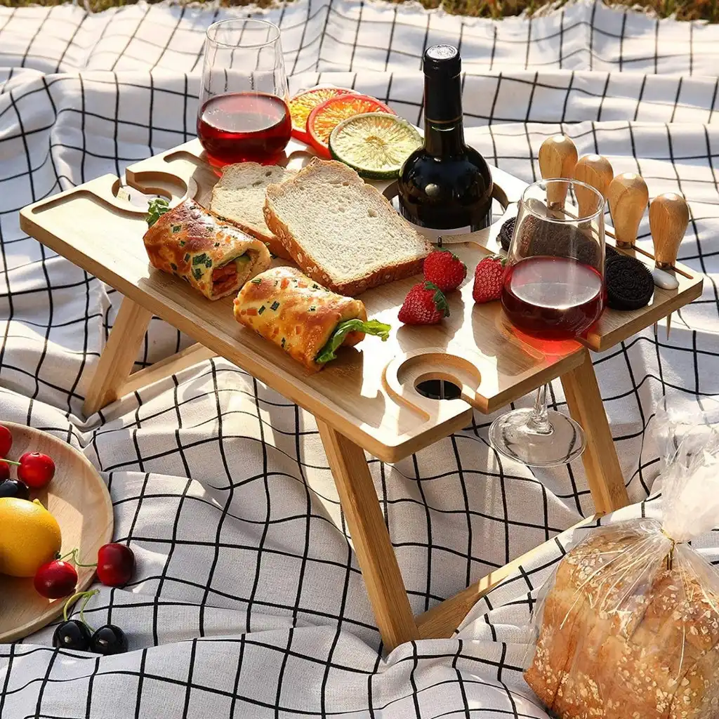 Outdoor Klappbarer tragbarer Mini-Picknick-Rack Weint isch Faltbarer Bambus-Snack-Strand tisch aus Holz mit Weinflasche und Glas halter