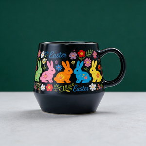 Taza de Cerámica Negra Mate Personalizada - Diseño Colorido de Conejito de Pascua y Flores, Taza de Café con Nombre Personalizado, Regalo Festivo Único - Product Image 2