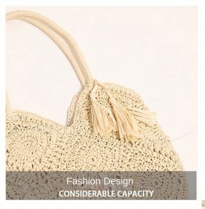 Sac de plage tressé en paille à grande capacité pour femme, avec fermeture éclair et pompon ajouré, vente en gros d'usine - Product Image 4